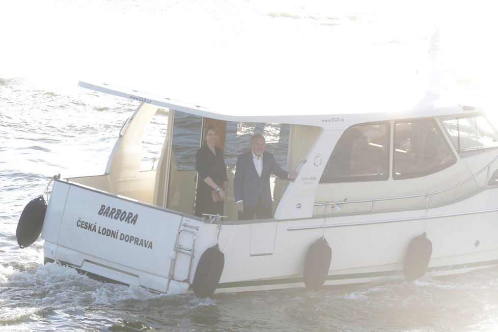 Gott s manželkou přijeli na výstavu lodí Barbora.