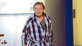 Karel Gott poslal svým fanouškům z nemocnice vzkaz.