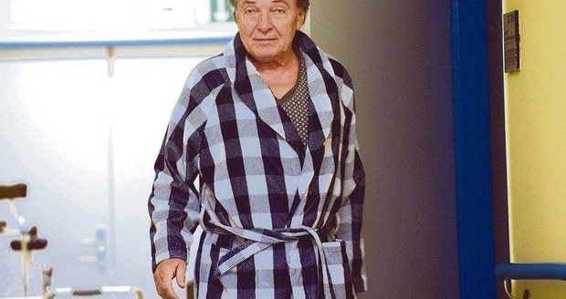 Karel Gott poslal svým fanouškům z nemocnice vzkaz.