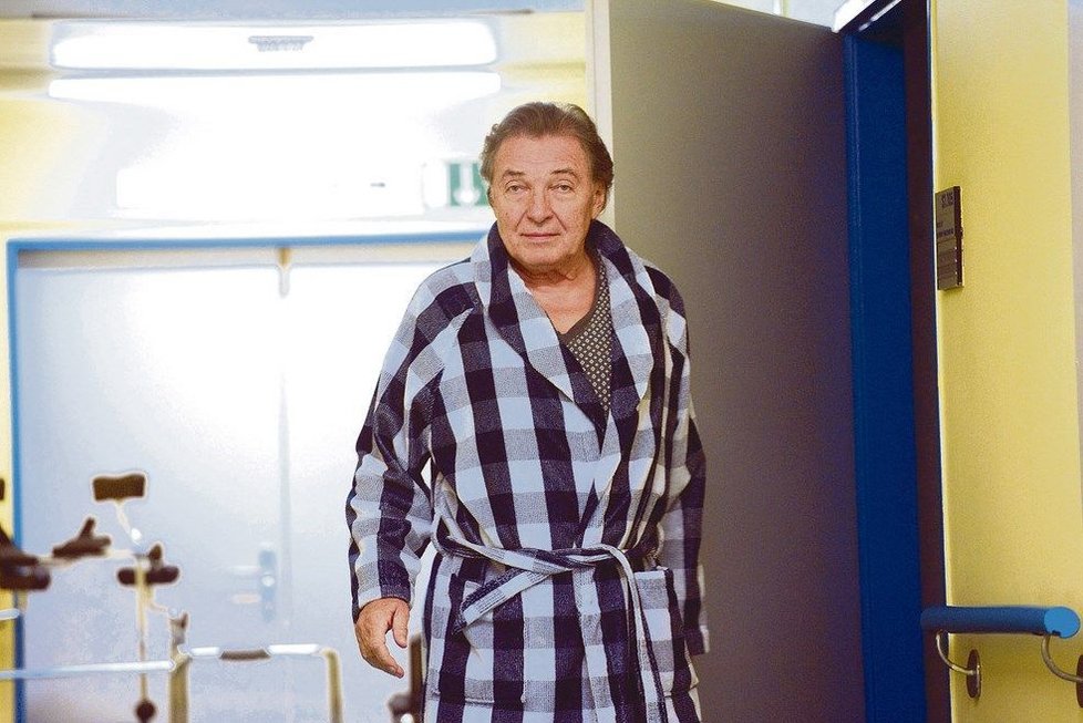 Karel Gott poslal svým fanouškům z nemocnice vzkaz plný naděje.