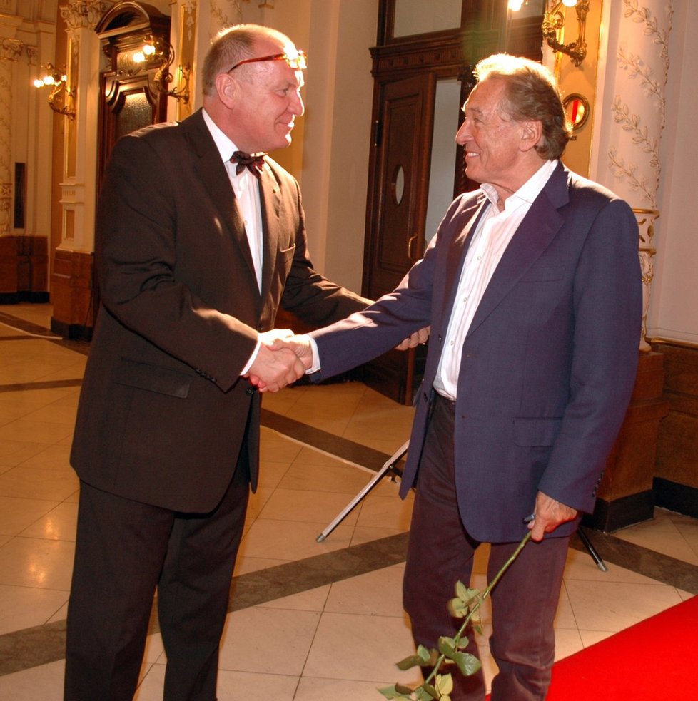 Karla Gotta v Brně přivítal šéf tamního Národního divadla Daniel Dvořák.