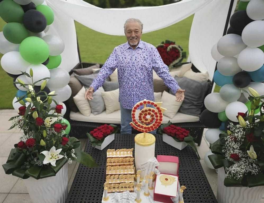Takovýhle dort se slavíky dostal k 80. narozeninám, které oslavil v neděli.