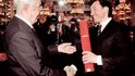 Třicátého dubna 1985 prezident Československé socialistické republiky Gustáv Husák předává Karlu Gottovi titul národní umělec