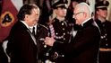 Osmadvacátého října 2009 prezident České republiky Václav Klaus předává Karlu Gottovi Medaili Za zásluhy 1. stupně, za zásluhy o stát v oblasti umění