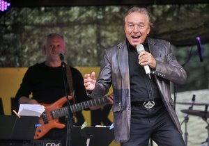 Karel Gott se na trampském festivalu kasal, že by mohl už vysadit léky.