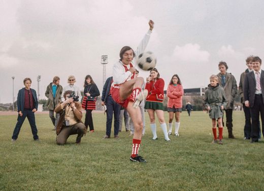 Karel Gott v roce 1970 trénoval s bundesligovým klubem Rot-Weiß Essen. Karel Gott v roce 1970 trénoval s bundesligovým klubem Rot-Weiß Essen.