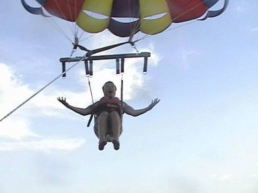 Na padáku. Karel Gott se nebál ani adrenalinových výzev. Na padáku. Karel Gott se nebál ani adrenalinových výzev.