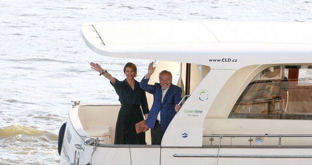 Karel s Ivanou přijeli na člunu.