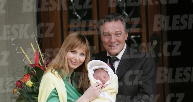 Květen 2006 Karel a Ivana s vymodlenou dcerou Charlottou.