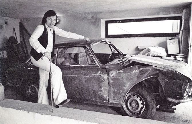 1973: Po autonehodě v Novém Strašecí skončil Gott s poraněným kolenem v nemocnici. Z vraku tehdy zpěváka vyřezávali autogenem