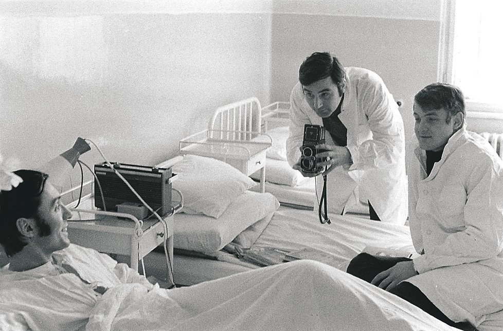 1969: Podezření na žloutenku. Na pražské Bulovce Karla Gotta navštívili fotograf Stanislav Tereba (s fotoaparátem) a Ladislav Štaidl.