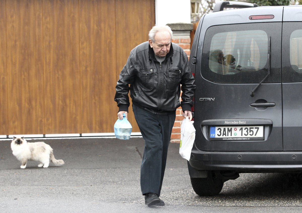 Karlův bývalý řidič Olda Havránek přivezl vajíčka a ovoce.