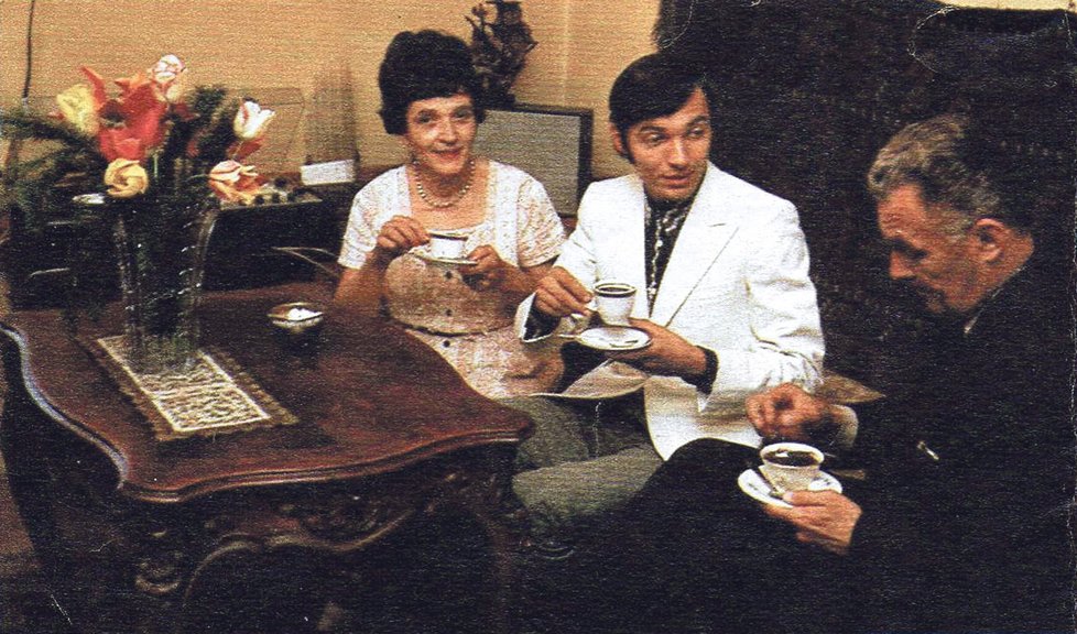 Karel Gott při odpolední kávě s rodiči koncem 60. let