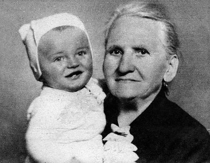 Miminko Karel Gott v náručí své babičky