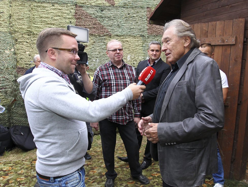 Reportér Blesku Luboš Procházka s Karlem Gottem