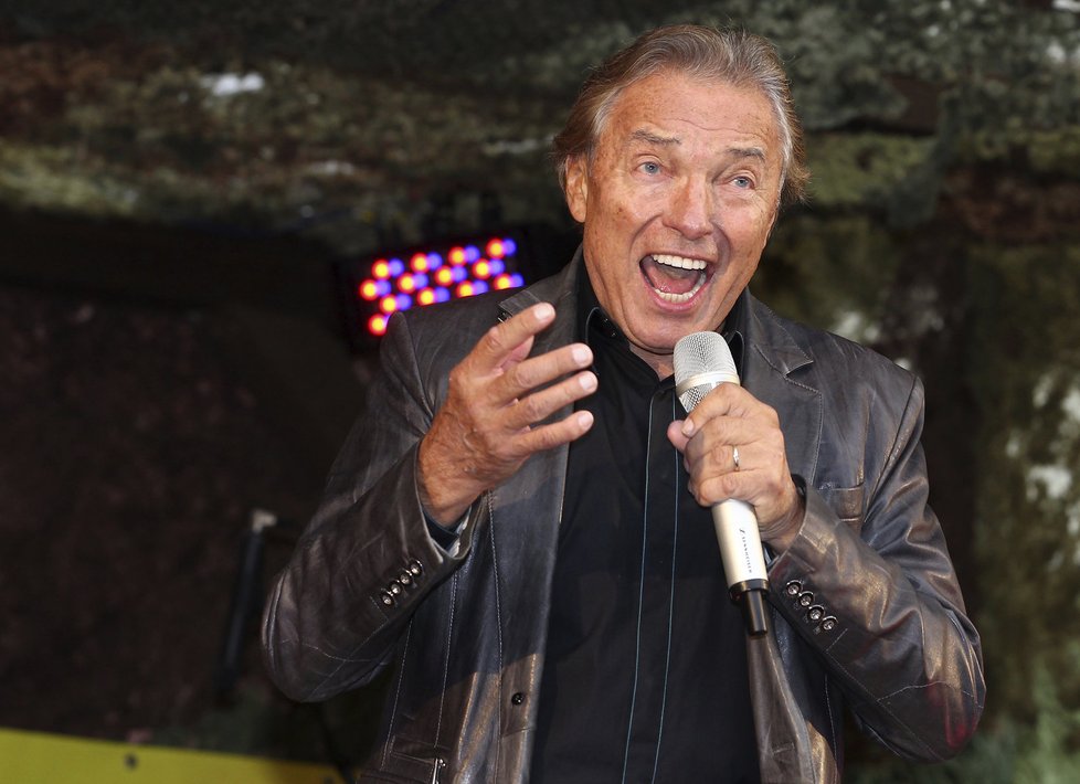 Karel Gott v létě na trampském festivale