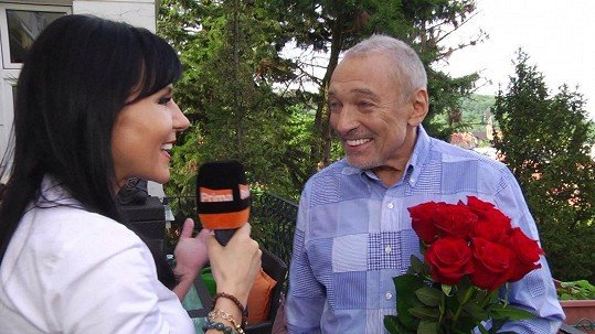 Karel Gott s reportérkou TopStar Magazínu.