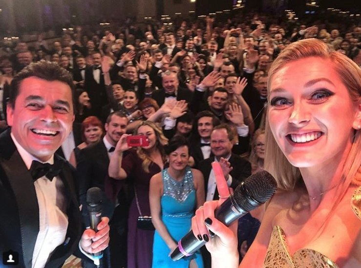 Zdravící selfie pro Karla Gotta z Česko-Slovenského plesu