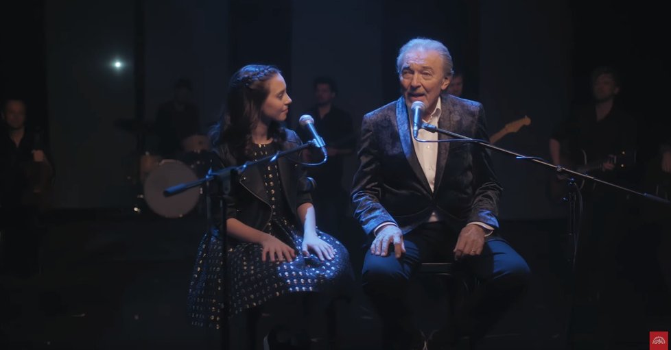 Karel Gott s dcerou Charlotte nazpívali duet Srdce nehasnou.