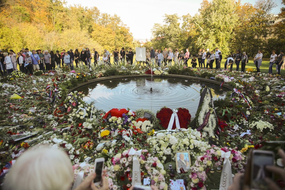 Květiny a věnce byly převezeny do Kinských zahrad