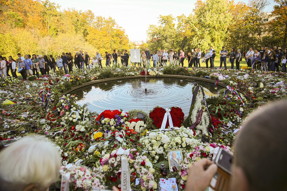 Květiny a věnce byly převezeny do Kinského zahrady.