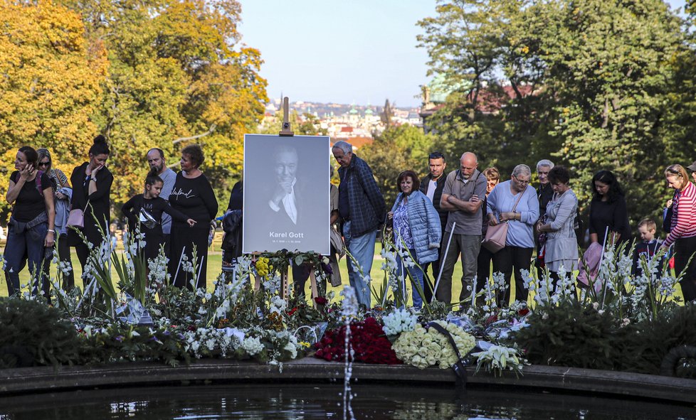 Květiny a věnce byly převezeny do Kinského zahrady