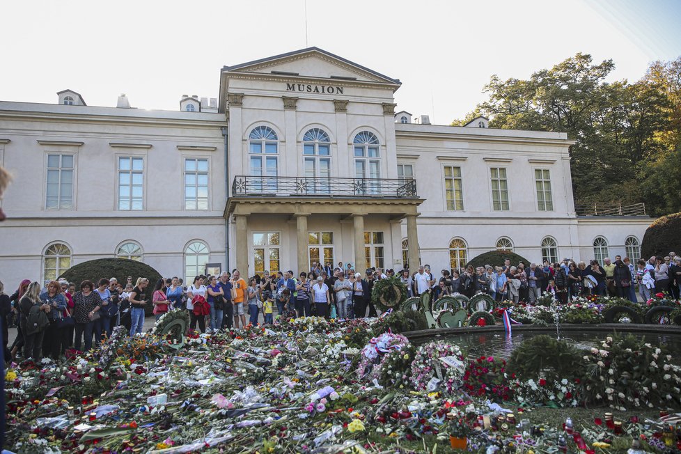 Zahrada Kinských s věnci a květinami, jimiž lidé uctili památku Karla Gotta.