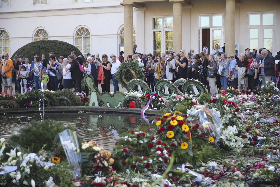 Zahrada Kinských s věnci a květinami, jimiž lidé uctili památku Karla Gotta.