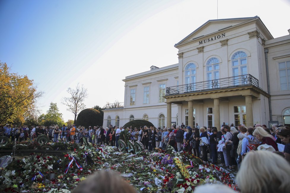 Květiny a věnce byly převezeny do Kinského zahrady