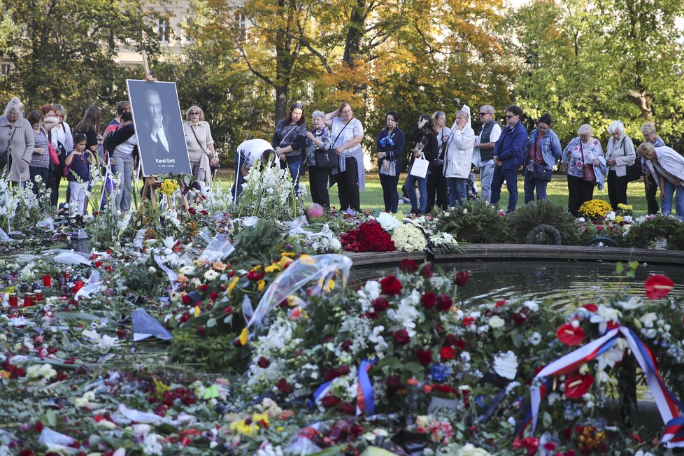 Květiny a věnce byly převezeny do Kinských zahrad