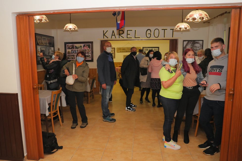 V Újezdu otevřeli muzeum Karla Gotta.