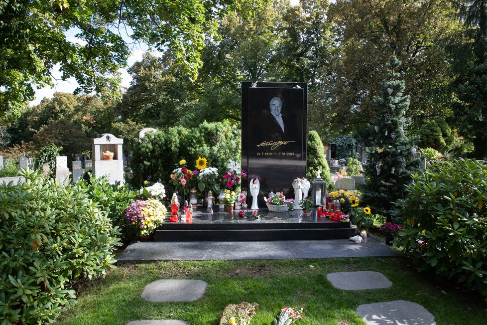 Hrob Karla Gotta den před výročím jeho smrti