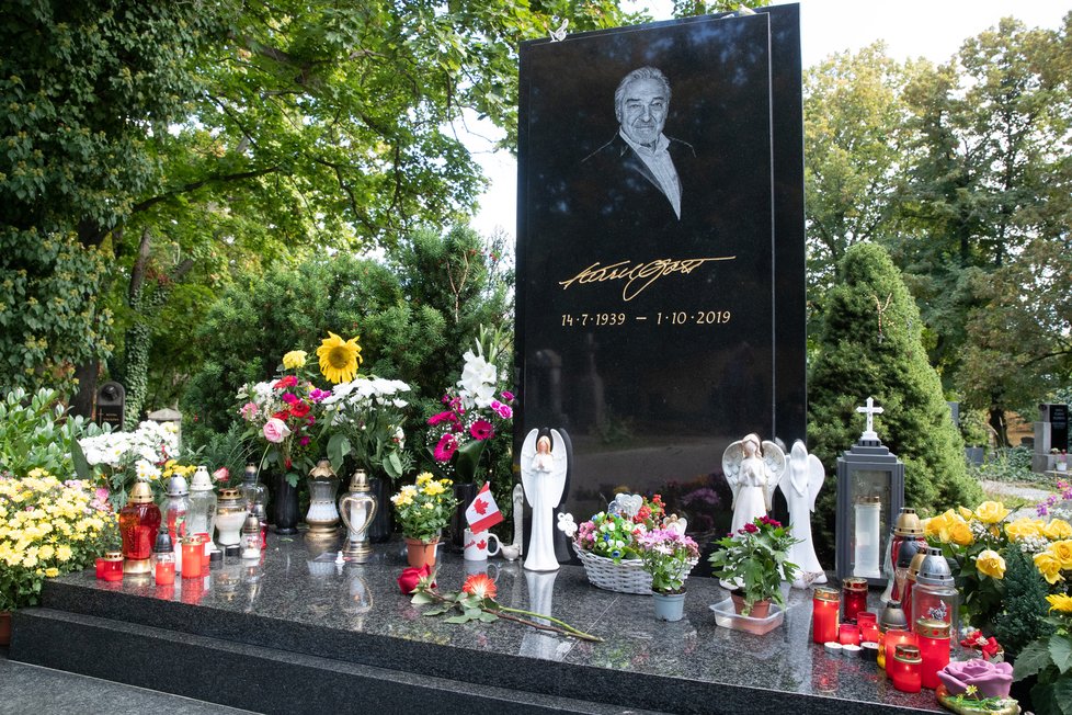 Hrob Karla Gotta den před výročím jeho smrti