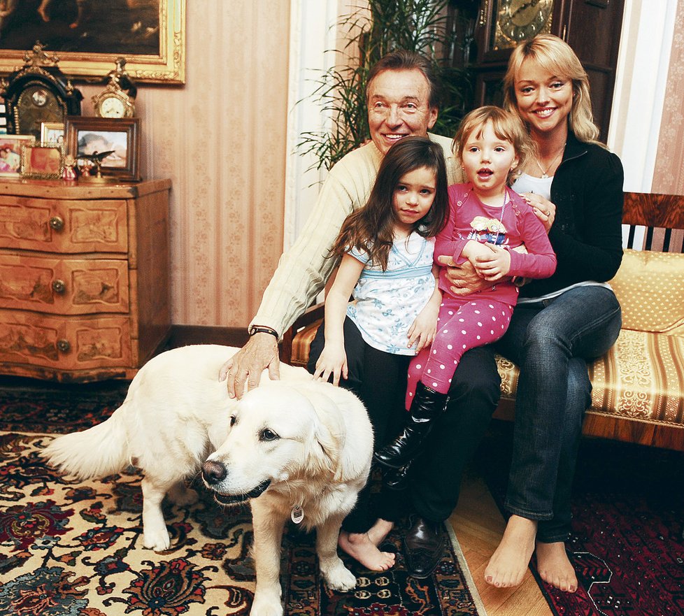 Slavík s dcerami Dominikou (vpravo), Nelly, Charlotte a fenkou Stellou doma ve vile na Bertramce