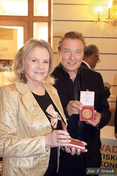Za propagaci české písně v zahraničí dostali oba Jungmannovu medaili