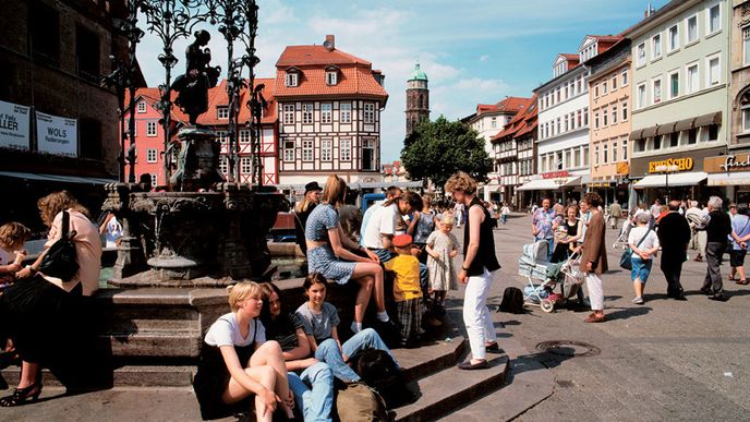 HUSOPASKA GÄNSELIESEL. Její socha je turistickou atrakcí města i vysněným cílem studentů.