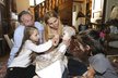 Manželé Gottovy s dcerami a panenkou pro Unicef