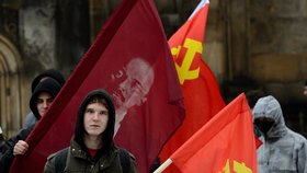 Mladí komunisté pochodovali Prahou, aby se poklonili Gottwaldovi