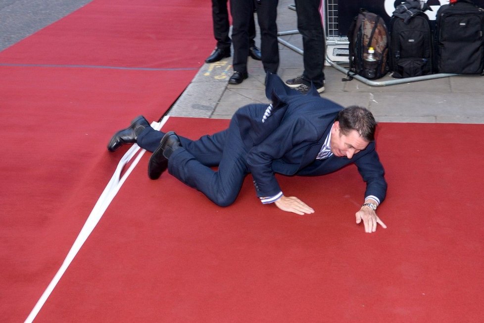 Britský moderátor Holland zakopl o červený koberec.
