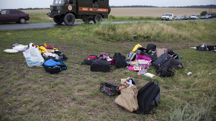 Svět je šokován chováním proruských separatistů na místě katastrofy letadla