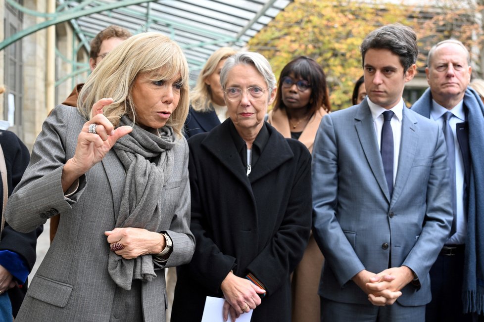 Francouzský politik Gabriel Attal s Brigitte Macronovou a Élizabeth Borneovou
