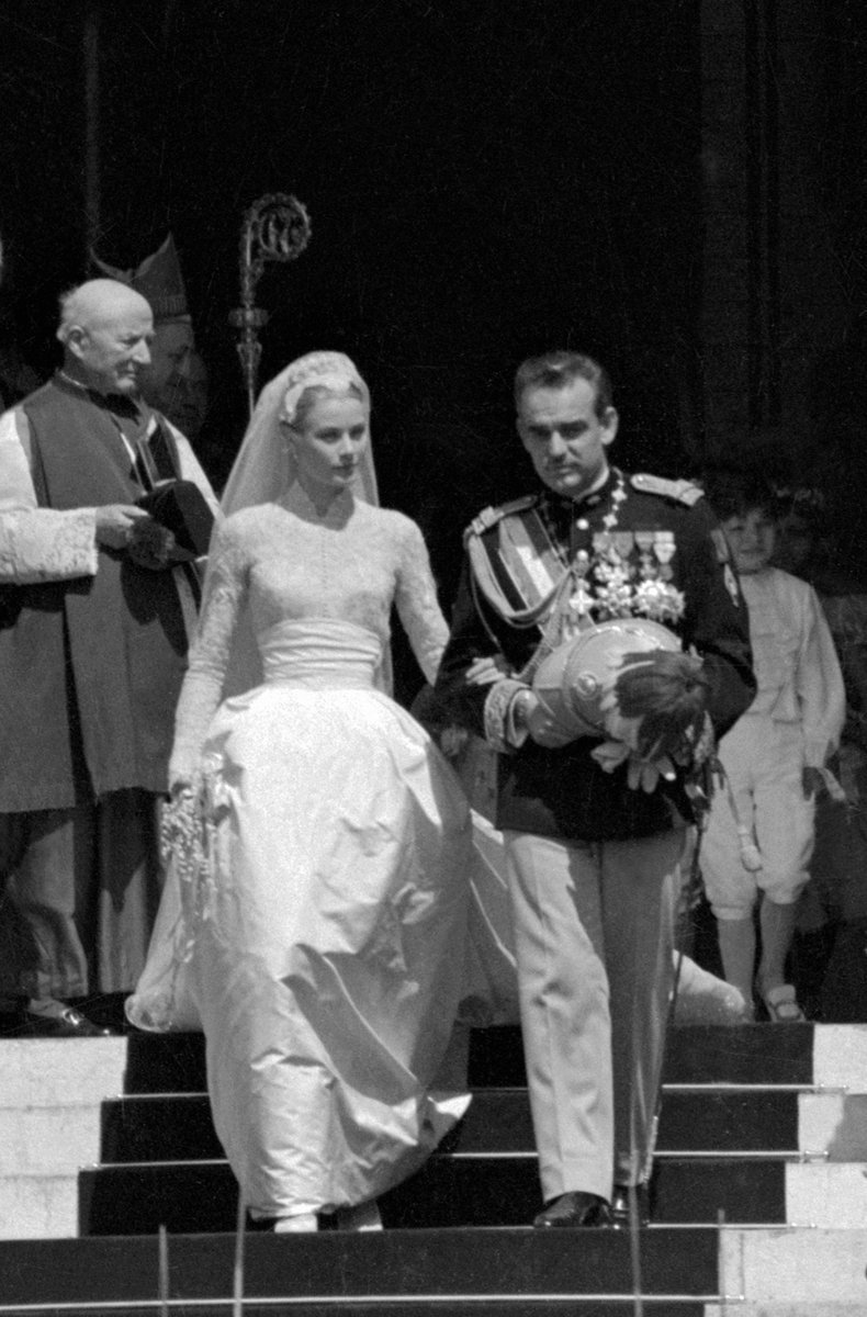 A takhle vypadaly šaty, ve kterých si v roce 1956 Grace Kelly brala monackého prince Rainiera.