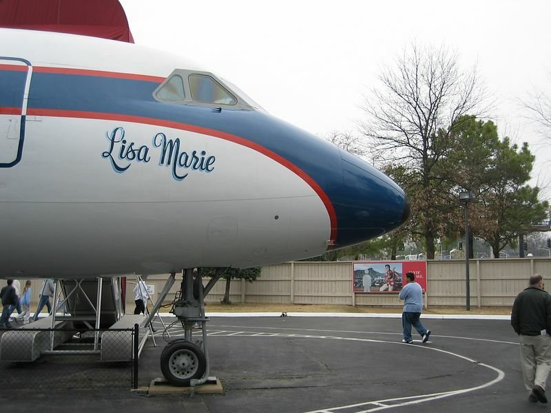 Na pozemcích Gracelandu stojí i Elvisovo letadlo Convair 880 zvané Lisa Marie.