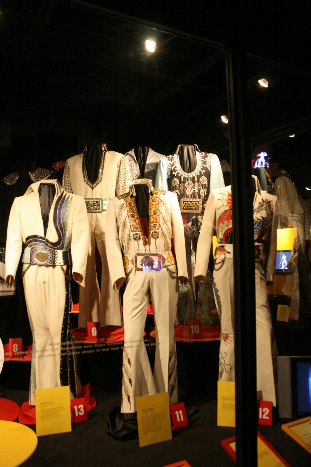 Presleyho kostýmy v muzeu Graceland.