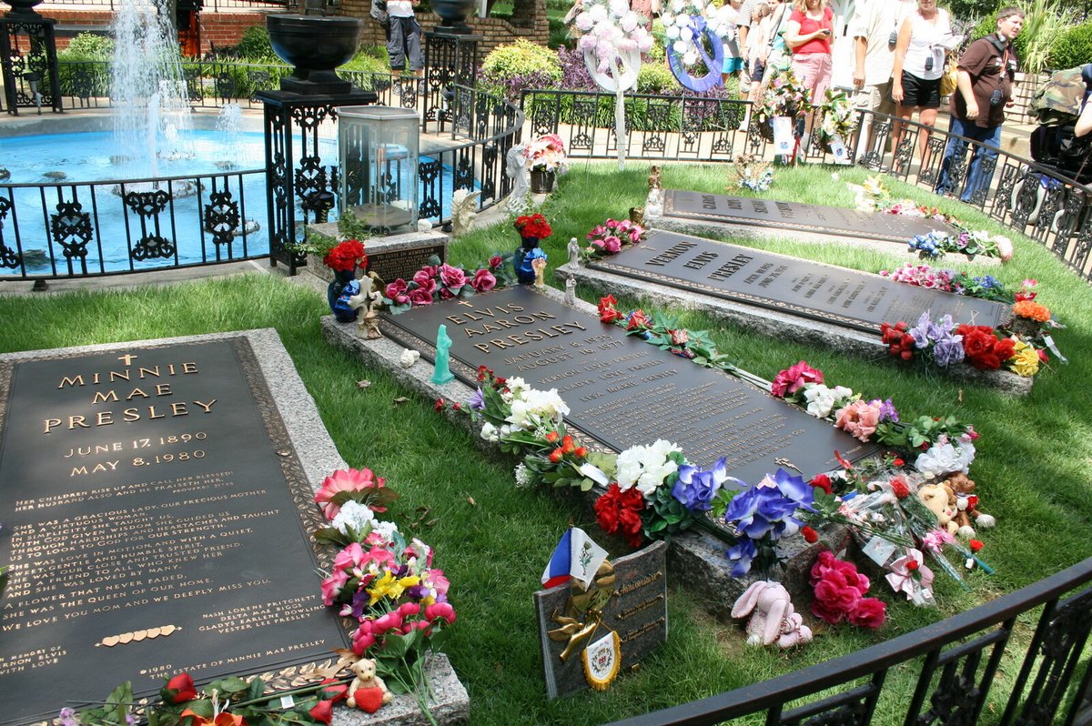 Hroby Elvise Presleyho a rodiny v meditační zahradě Gracelandu.