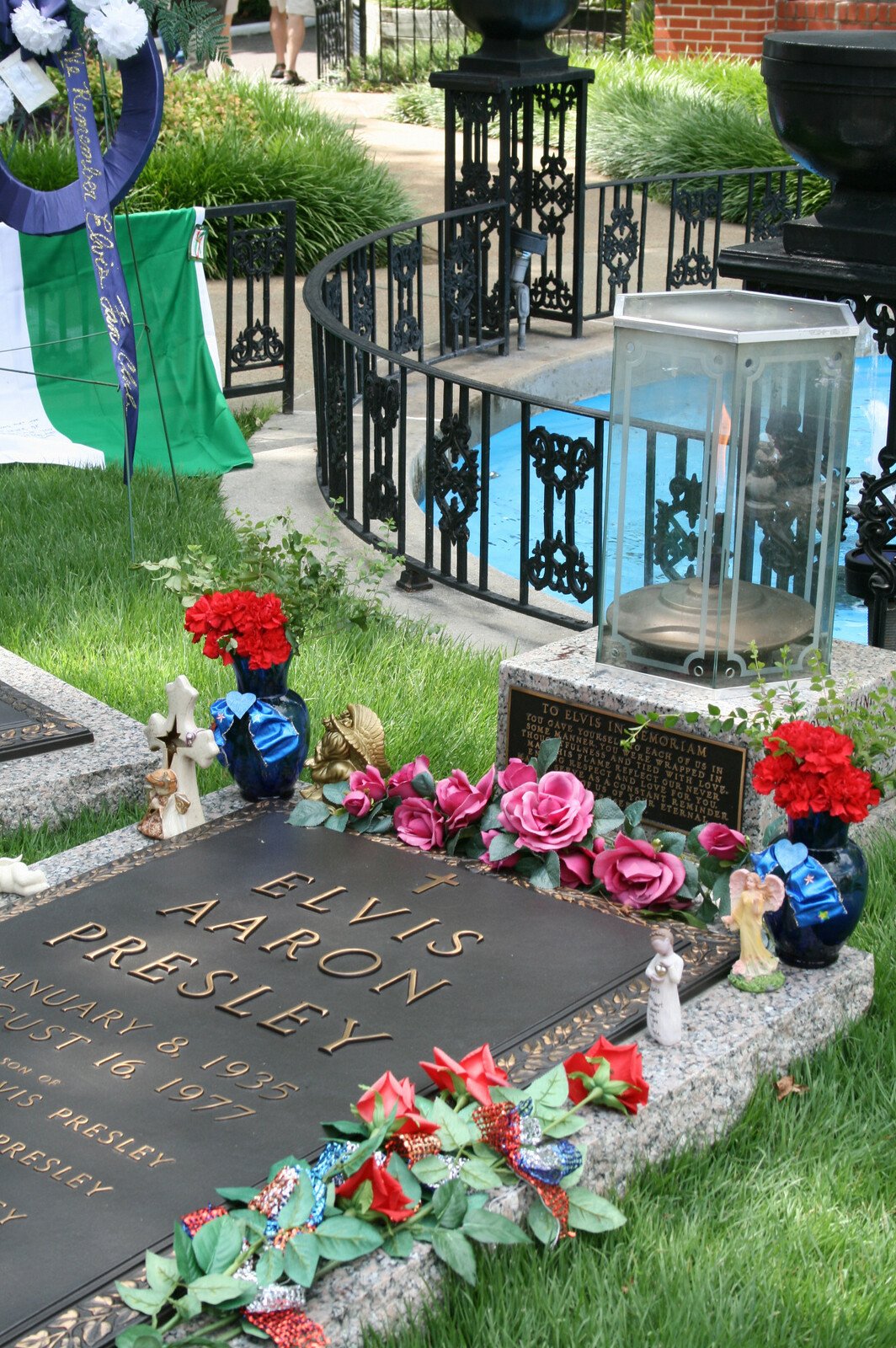 Hroby Elvise Presleyho a rodiny v meditační zahradě Gracelandu.