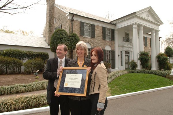 Graceland byl prohlášen národní památkou, certifikát převzala Priscilla Presleyová od ministryně vnitra (26. 3. 2006).