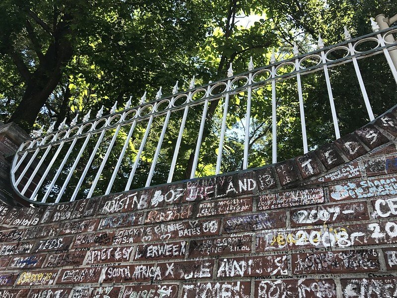 Zídku kolem Gracelandu popisují turisté.