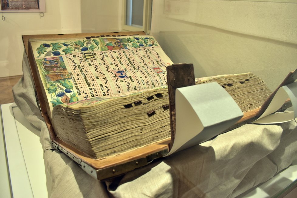Tlustá kniha váží bezmála 50 kilo a obsahuje 465 pergamenových fólií.