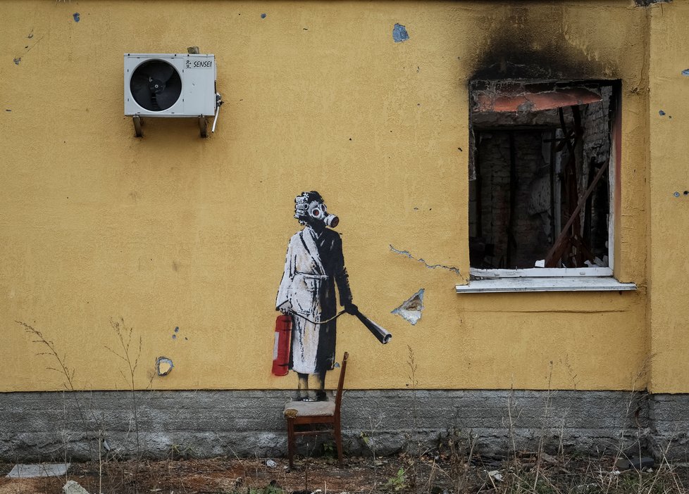 Vandalové v Hostomelu vyřízli z fasády domu jedno z Banksyho děl.